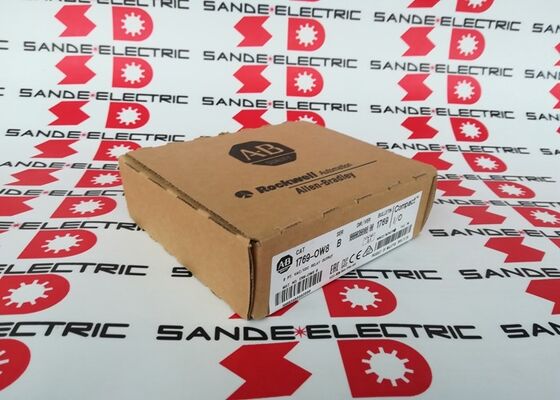 Um novo módulo AB 1769-OW8 PLC na caixa 1769OW8