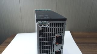 Acionamento de eixo duplo 2x5A Potência compacta